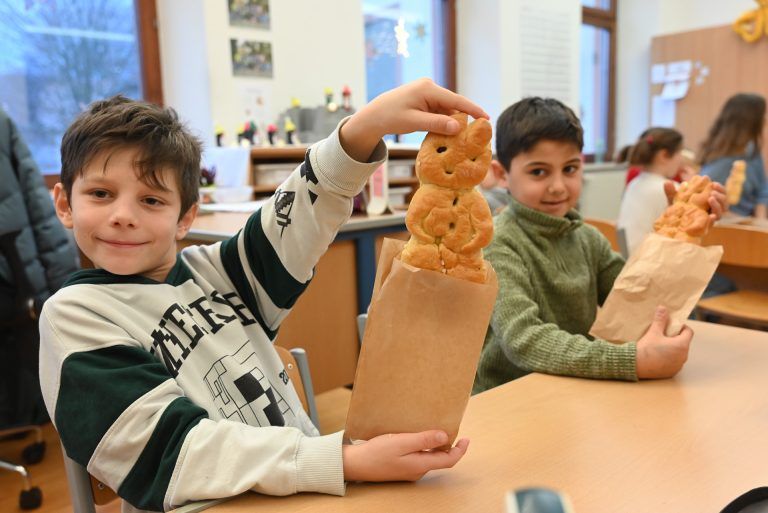 Nikolaus sorgt für leuchtende Kinderaugen in Volksschule Rheindorf: Die Freude unter den Kindern war groß.