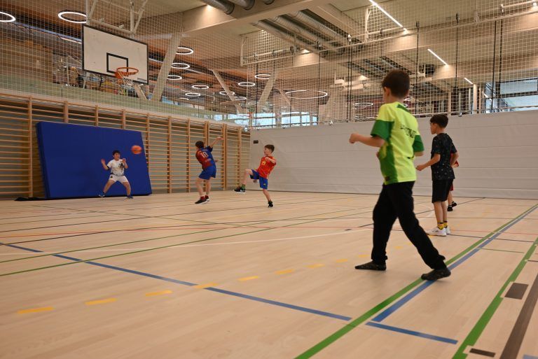 Campus Rotkreuz füllt sich bereits mit Leben: Zwei Turnhallen stehen den Volksschülern zur Verfügung.
