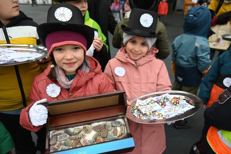 Volksschulkinder schenken Menschen ein Lächeln: Die Kinder schenkten den Passanten mehr Zeit.