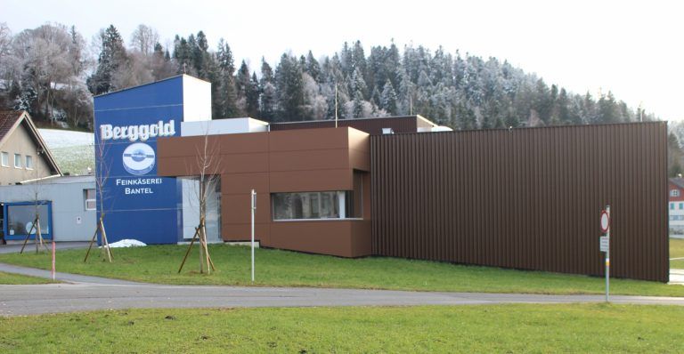 Alle Neune! – neunter Käsekaiser für Bantel: Mit der nunmehrigen sechsten Erweiterung um einen Shop/Degustationsraum sowie zusätzliche Lagerkapazitäten (rechts) wird eine stetige Erweiterung fortgesetzt. Seit 1968 gab es derartige Schritte schon 1982, 1990, 1998/99 und 2013/14. 