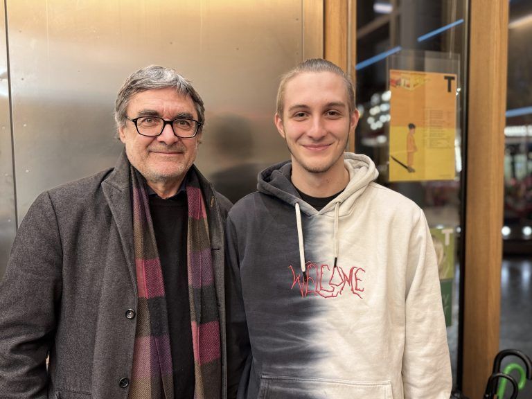 Uraufführung von „Toxic. Britney über Spears“ begeistert im Vorarlberger Landestheater: Musiker Martin Deuring mit Sohn Ruben.