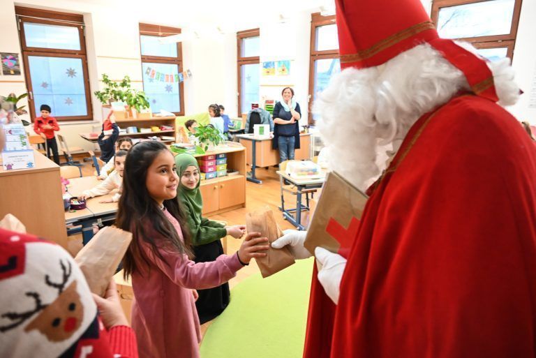 Nikolaus sorgt für leuchtende Kinderaugen in Volksschule Rheindorf: Jedes Kind erhielt persönlich seinen eigenen Brotdätti.