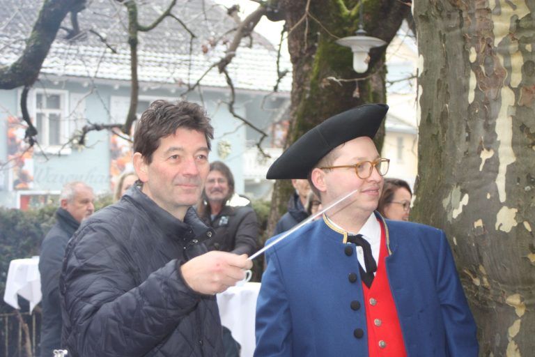 Mit musikalischen Klängen das alte Jahr beendet: Rankweiler Hof Geschäftsführer Roland Vith mit Kapellmeister Lukas Strieder gaben im Gastgarten den Takt vor.