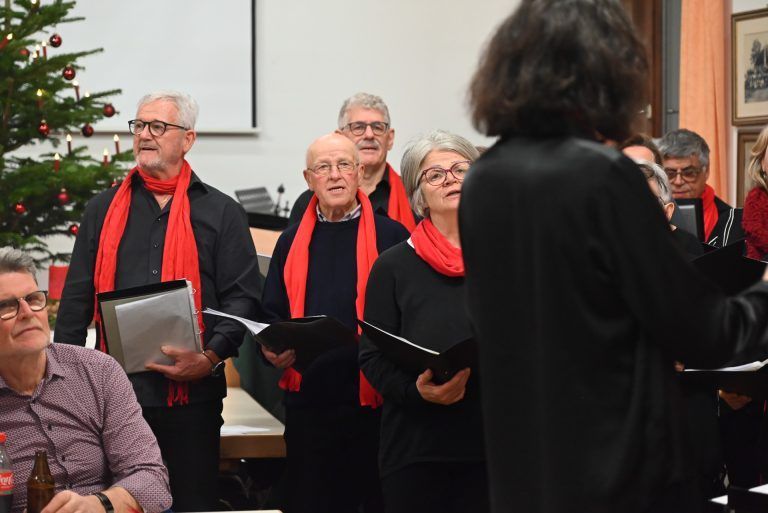 Gesangverein Konkordia feiert öffentliche Weihnachtsfeier: Obmann Alfred Köberle (links) ist selber leidenschaftlicher Sänger.