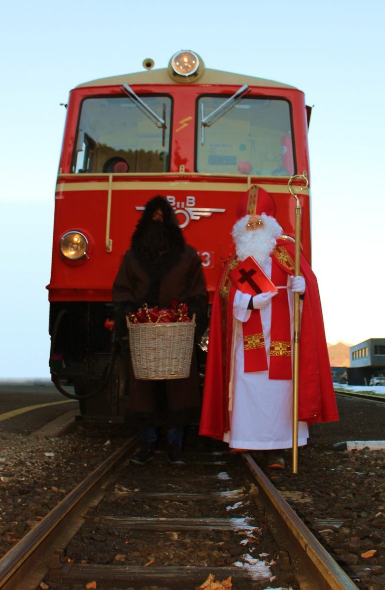 Bähnle-Nikolaus macht Überstunden: Auch Nikolaus und Knecht Ruprecht bekommen natürlich ihr Erinnerungsfoto . . .