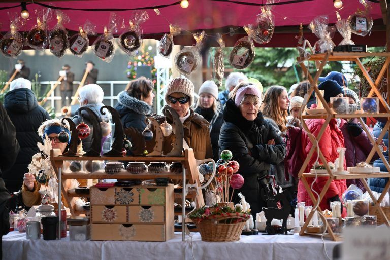 Weihnachtlicher Glanz am Kirchplatz: Die Besucher bestaunten die wunderschön dekorierten Verkaufsstände.