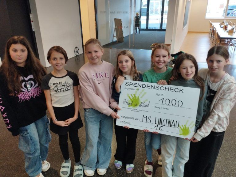 Im Rahmen einer Scheckübergabe konnten die Schüler 1000 Euro an den Verein „Hand in Hand“ übergeben.
