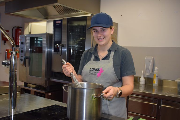 Frisch, regional und nachhaltig ist das Credo: Marika Rauch macht die Arbeit als Köchin in der Frischeküche Spaß.
