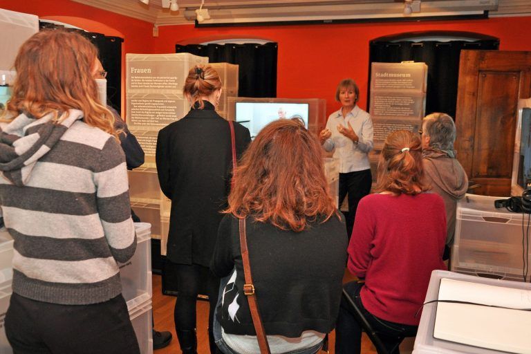 Kisten voller Erinnerungen an eine düstere Zeit: Die Ausstellung ermöglicht einen intimen Einblick in die NS-Zeit in Vorarlberg und beleuchtet Aspekte jenseits der bekannten Geschichten.