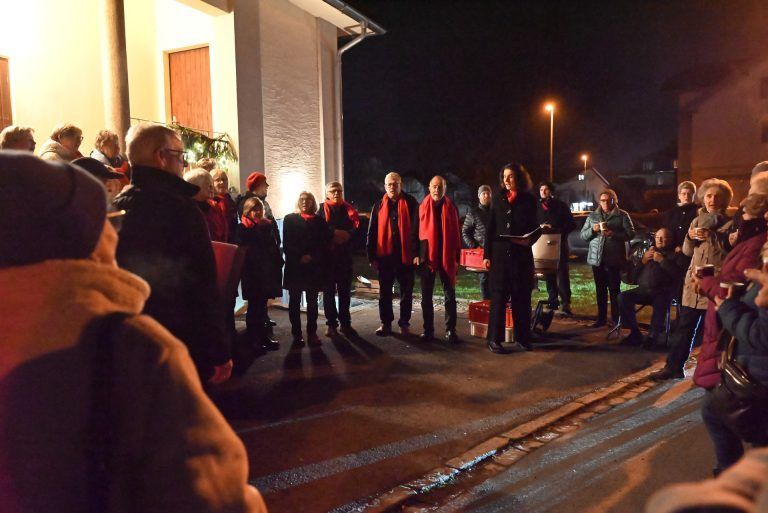 Gesangverein Konkordia feiert öffentliche Weihnachtsfeier: Zur Einstimmung sang der Gesangverein zwei Lieder für ihre Gäste.