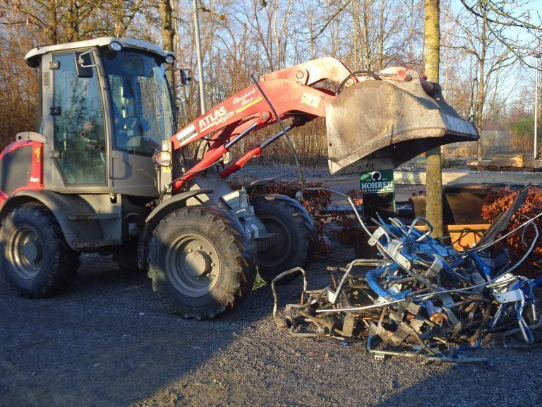 „Tief bewegt vom Zusammenhalt und der überwältigenden Solidarität“: Mehrere Bagger und LKW´s waren am Dienstag mit den Abrissarbeiten beschäftigt.