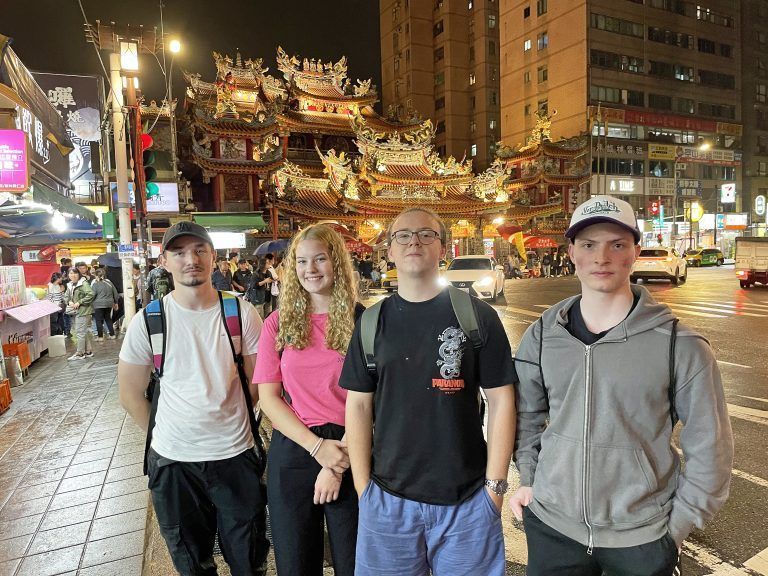Zwischen Tempeln und Taifun: Gleich am ersten Abend besuchte die Gruppe einen der berühmten Nachmärkte.