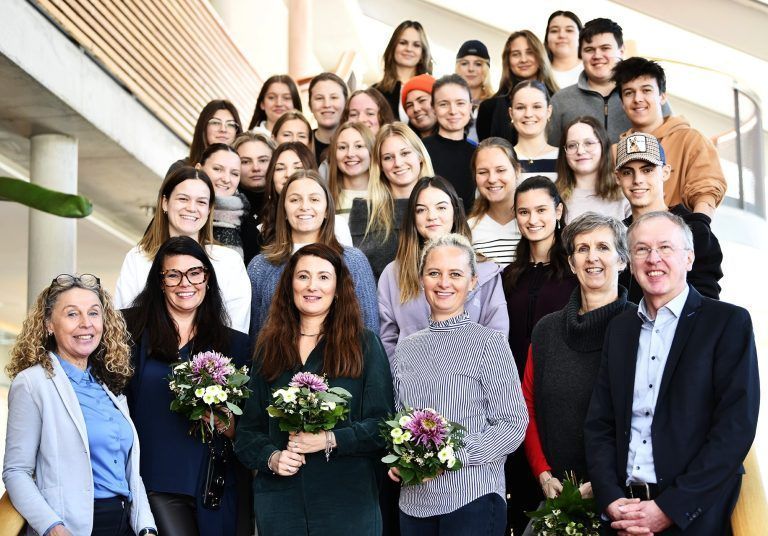 Schule macht Lust auf Selbständigkeit: Dir. Mario Hammerer (rechts) bot seinen Schülerinnen und Schülern beim 13. Entrepreneurship-Tag einmal mehr ein interessantes Programm.
