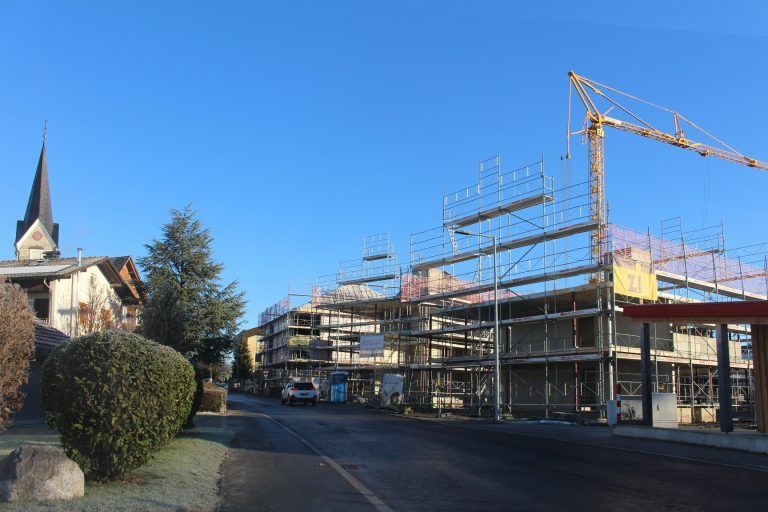 Im Hohenweiler Zentrum entsteht das größte Bauvorhaben in der Geschichte der Leiblachtalgemeinde – einschließlich Nachverdichtung beim Maurerhaus entstehen 47 Wohnungen. STP