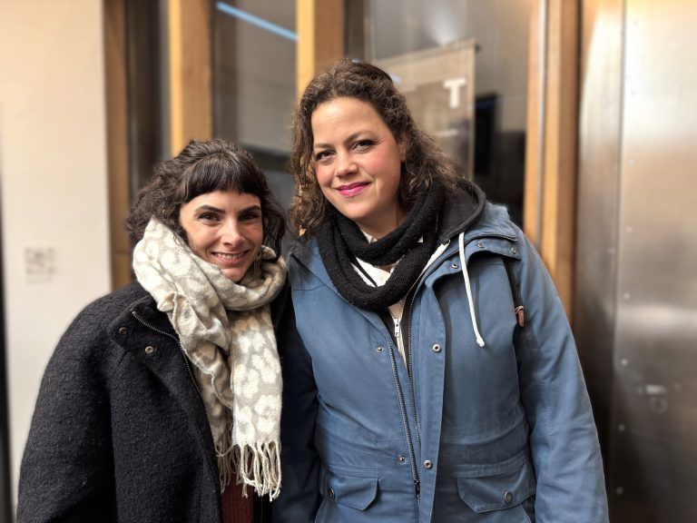 Uraufführung von „Toxic. Britney über Spears“ begeistert im Vorarlberger Landestheater: Nadine Weber und Mona Sautier.