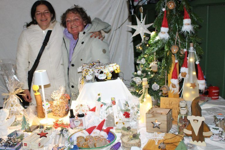 Ein Mini-Märktle mit Riesen-Stimmung: Viele Bastelarbeiten waren für die Marktbesucher vorbereitet worden.