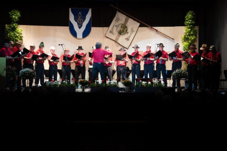 Männerchor Muntlix singt für die Bevölkerung.