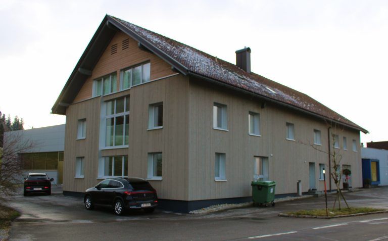 Alle Neune! – neunter Käsekaiser für Bantel: 1937 fiel das Stammhaus einem Großbrand zum Opfer und wurde umgehend neu errichtet. Jetzt wurde das Gebäude generalsaniert und vor allem thermisch aufgerüstet und erhielt u. a. neue Fenster (Dreischeibenverglasung), Isolierung und komplett neue Fassade.