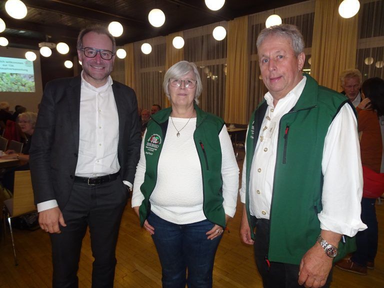 Erfolgreicher Rückblick und blühende Aussichten auf Jubiläumsjahr: Stadtrat Alexander Juen wurde von Margit Rusch und Sigi Wohlgenannt herzlich begrüßt.