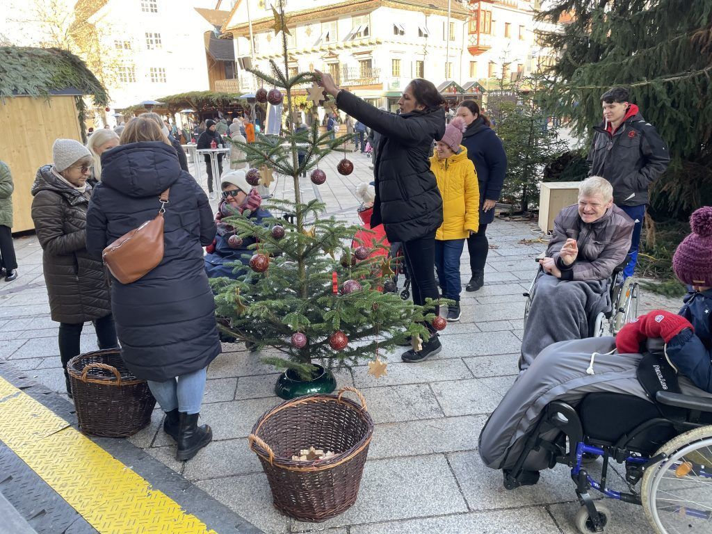„Bsundrige“ Christbäume für den guten Zweck
