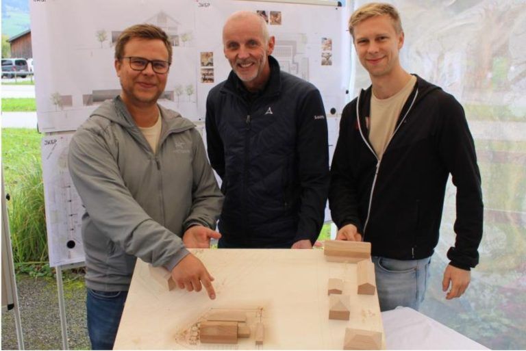 Weilerfeste mit großer Nachhaltigkeit: Ausschuss-Obmann Manfred Scalet (Mitte) konnte auch über Ausbau-Pläne beim Traditionsbetrieb Künz BackHandwerk – in vierter Generation von Dominik und Michael geführt – informieren.