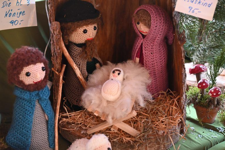 Weihnachtlicher Glanz am Kirchplatz: Selbstgemachte Krippenfiguren wurden bestaunt.