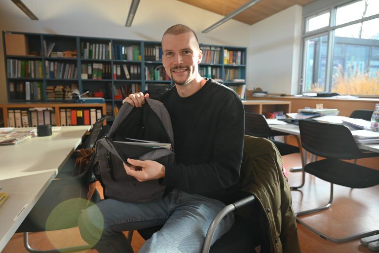 Von der Bundesliga ins Klassenzimmer: Jan Zwischenbrugger verwendet lieber seinen Rucksack als Schultasche.