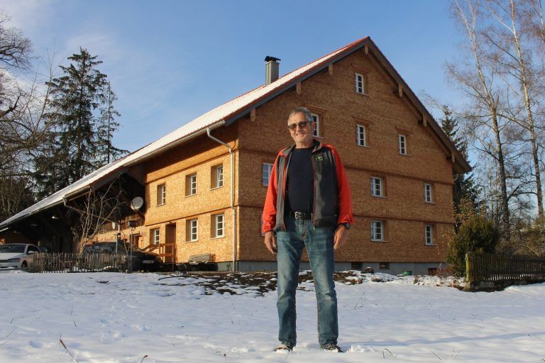 Mit seinem früheren Leben als Chef eines kleinen aber feinen Autohauses hat Edwin Wetzel abgeschlossen – heute ist er stolz darauf, aus einem 175 Jahre alten Haus ein Schmuckstück zu machen. STP