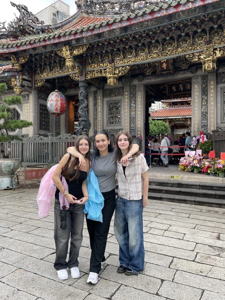 Zwischen Tempeln und Taifun: Meryem freute sich, dass sie die Reise nach Taiwan mit ihren besten Freundinnen Thea und Alisa machen durfte.