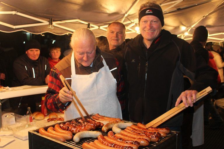 „Herbergsuche“ als Markt-Kulisse : Für viele Besucher ist die Grillwurst im Schützenzelt der obligatorische Märktle-Klassiker.