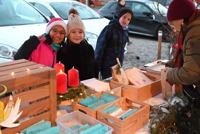 Adventmarkt der Volksschule Rotkreuz: Schüler begeistern mit selbstgebastelten Weihnachtsartikeln: Stolz standen die jungen Verkäufer an ihren Ständen.