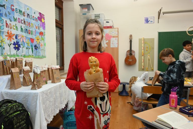 Nikolaus sorgt für leuchtende Kinderaugen in Volksschule Rheindorf: Schülerin Emma zeigte stolz, was sie vom Nikolaus erhalten hat.