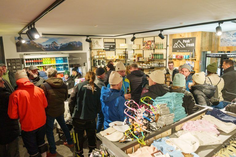 Peak Freak eröffnet zweiten Store in Brand mit regionalen Spezialitäten und personalisierten Produkten: Viele Freunde, Bekannte, Bergrettungsmitglieder aus Brand und Vandans genossen die Atmosphäre der Eröffnung.