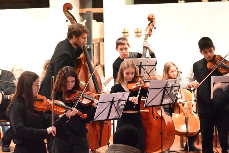 Weihnachtsbenefizkonzert der Rheintalischen Musikschule: Am Ende des Konzerts spielte die Jugendsinfonietta auf.
