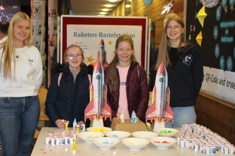 Sogar Raumfahrt ist in Bezau ein Thema: Auf die Besucher wartete eine spielerische Raketen-Bastelstation.