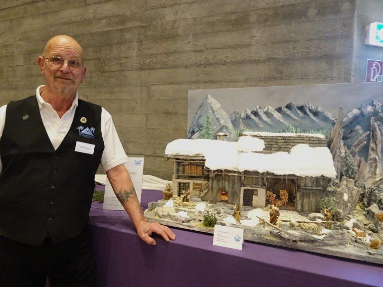 Kunstvolle Krippen zum Jubiläum: Wolfgang Bellutta hat das Oberdorfer Schlosserhus als Krippe gebaut.