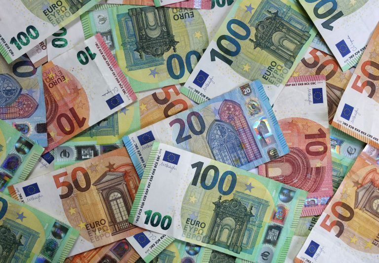 ABD0008_20240919 – KAUFBEUREN – DEUTSCHLAND: ILLUSTRATION – 15.05.2024, Bayern, Kaufbeuren: Verschiedene Euro-Banknoten liegen auf einem Tisch. (zu dpa: ÇGesamthaushalt 2023 wchst um 0,5 ProzentÈ) Foto: Karl-Josef Hildenbrand/dpa +++ dpa-Bildfunk +++. – FOTO: APA/dpa/Karl-Josef Hildenbrand