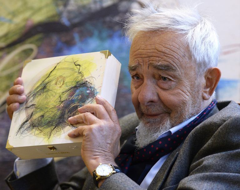 APA18134702-2 – 30042014 – WIEN – STERREICH: ZU APA-TEXT CI – Der Knstler Arnulf Rainer whrend der Prsentation der “Sacher Artists’ Collection” am Mittwoch, 30. April 2014, in Wien. Rainer ist der sechste sterreichische Knstler, der exklusiv fr die Sacher “Artists’ Collection” zum Pinsel griff und die edlen Holz-Kistchen, in denen die Sacher-Torte verpackt ist, […]