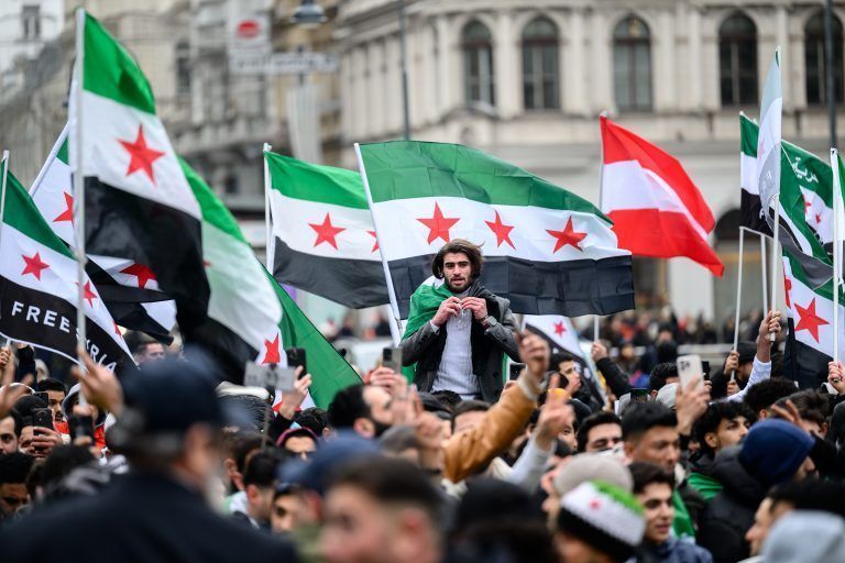 ABD0048_20241208 – WIEN – STERREICH: Teilnehmer am Sonntag, 08. Dezember 2024, im Rahmen einer Demonstration des Vereines Freie SyrerInnen in sterreich: “Die Revolution geht weiter, Syrien ist unsicher?, in Wien.. – FOTO: APA/MAX SLOVENCIK