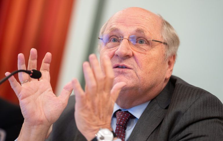 ABD0050_20231214 – WIEN –
STERREICH: Prsident des Fiskalrates Christoph Badelt am Donnerstag, 14. Dezember 2023, whrend einer PK des Fiskalrates Austria zum Thema “Bericht ber die ffentlichen Finanzen 2022 bis 2027 und Empfehlungen” in Wien. – FOTO: APA/GEORG HOCHMUTH