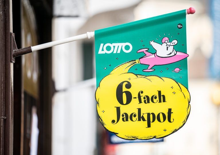 ABD0067_20200225 – WIEN – STERREICH: ++ THEMENBILD ++ Im Bild: Eine Fahne mit der Aufschrift Lotto bzw. 6-fach Jackpot aufgenommen an einer Trafik am Dienstag, 25. Februar 2020, in Wien. Am Mittwoch wird der vierte Sechsfachjackpot seit Einfhrung von “6 aus 45” ausgespielt. Es geht vermutlich um neun Millionen Euro im ersten Gewinnrang, berichteten die […]