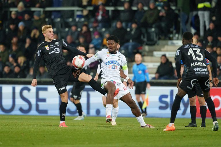 ABD0071_20241130 – ALTACH –
STERREICH: v.l. Oliver Strunz (Altach) gegen Tochi Phil Chukwuani (Graz) am Samstag, 30. November 2024, anl. der Bundesliga-Begegnung zwischen Cashpoint SCR Altach und SK Puntigamer Sturm Graz in Altach. – FOTO: APA/DIETMAR STIPLOVSEK