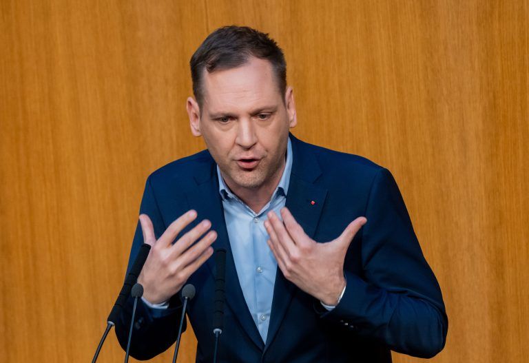 ABD0078_20241211 – WIEN – STERREICH: Philip Kucher (SP) am Mittwoch, 11. Dezember 2024, whrend einer Sitzung des Nationalrats im Parlament in Wien. – FOTO: APA/GEORG HOCHMUTH