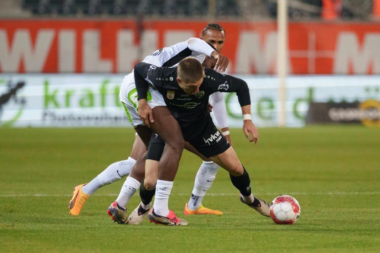 ABD0085_20241130 – ALTACH –
STERREICH: v.l. Tochi Phil Chukwuani (Sturm Graz) gegen Leonardo Lukacevic (Altach) am Samstag, 30. November 2024, anl. der Bundesliga-Begegnung zwischen Cashpoint SCR Altach und SK Puntigamer Sturm Graz in Altach. – FOTO: APA/DIETMAR STIPLOVSEK