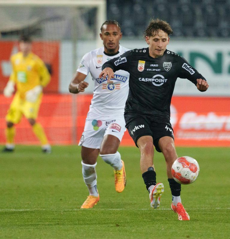 ABD0087_20241130 – ALTACH –
STERREICH: v.l. Emanuel Aiwu (Sturm Graz) gegen Luca Kronberger (Altach) am Samstag, 30. November 2024, anl. der Bundesliga-Begegnung zwischen Cashpoint SCR Altach und SK Puntigamer Sturm Graz in Altach. – FOTO: APA/DIETMAR STIPLOVSEK