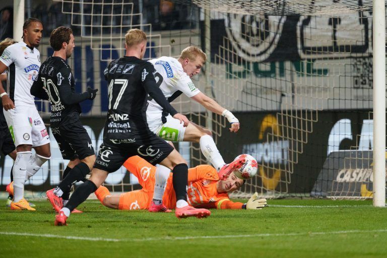 ABD0093_20241130 – ALTACH –
STERREICH: Tor zum 1:0 durch Mika Biereth (Sturm Graz) gegen Tormann Dejan Stojanovic (Altach) am Samstag, 30. November 2024, anl. der Bundesliga-Begegnung zwischen Cashpoint SCR Altach und SK Puntigamer Sturm Graz in Altach. – FOTO: APA/DIETMAR STIPLOVSEK