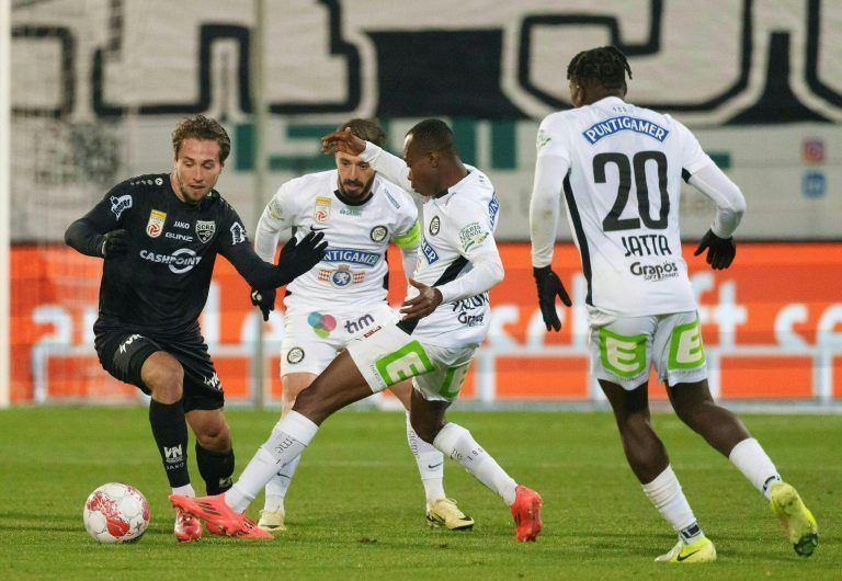ABD0114_20241130 – ALTACH –
STERREICH: v.l.Lukas Fadinger (Altach) gegen Malick Junior Yalcouye (Sturm Graz) am Samstag, 30. November 2024, anl. der Bundesliga-Begegnung zwischen Cashpoint SCR Altach und SK Puntigamer Sturm Graz in Altach. – FOTO: APA/DIETMAR STIPLOVSEK
