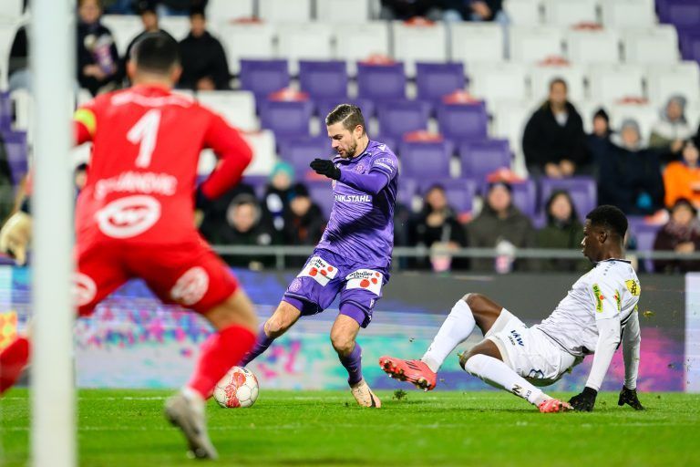 ABD0116_20241208 – WIEN – STERREICH: v.l. Dejan Stojanovic (SCR Altach) und Andreas Gruber (FK Austria Wien) am Sonntag, 08. Dezember 2024, anl. der Bundesliga-Begegnung zwischen FK Austria Wien und Cashpoint SCR Altach, in Wien. – FOTO: APA/MAX SLOVENCIK