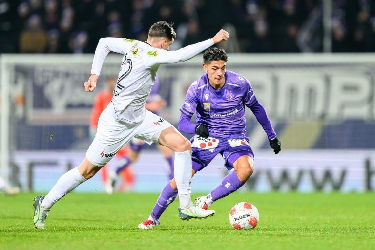 ABD0117_20241208 – WIEN – STERREICH: v.l. Pascal Juan Estrada (SCR Altach) und Matteo Perez Vinlf (FK Austria Wien) am Sonntag, 08. Dezember 2024, anl. der Bundesliga-Begegnung zwischen FK Austria Wien und Cashpoint SCR Altach, in Wien. – FOTO: APA/MAX SLOVENCIK