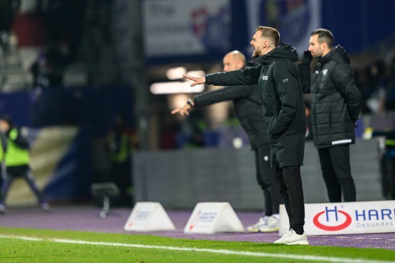 ABD0120_20241208 – WIEN –
STERREICH: Headcoach Fabio Ingolitsch (SCR Altach) am Sonntag, 08. Dezember 2024, anl. der Bundesliga-Begegnung zwischen FK Austria Wien und Cashpoint SCR Altach, in Wien. – FOTO: APA/MAX SLOVENCIK